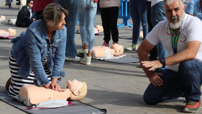 Guarinos, en plena sesión de aprendizaje de la técnica para un correcto RCP.