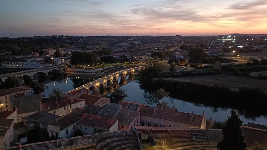 Atardecer desde Béziers, con el río Orb y el puente medieval al fondo. (Foto: María Alonso / La Crónic@)