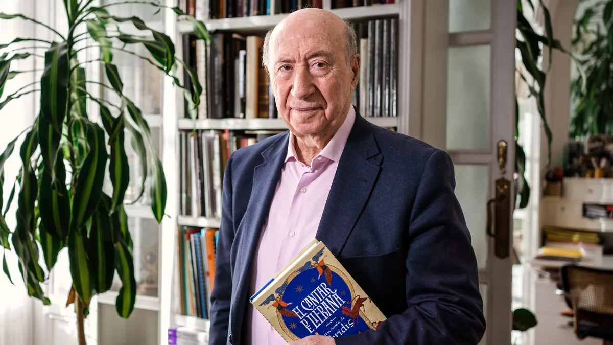 "Peridis", posando con su último libro.