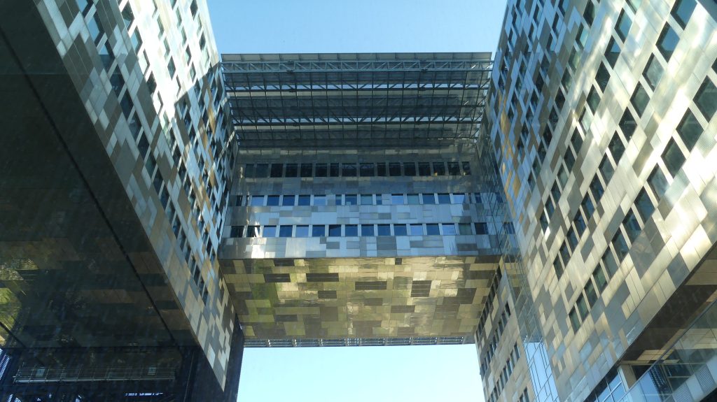 La pesada levedad del Ayuntamiento de Montpellier, obra de 2011 de Jean Nouvel, visto desde el interior. (Foto: María Alonso / La Crónic@)