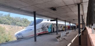 Tren AVE en el andén previsto para las lanzaderas con Madrid en la estación de Guadalajara-Yebes, en octubre de 2023. (Foto: La Crónic@)