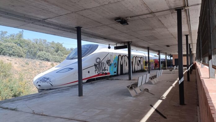 Tren AVE en el andén previsto para las lanzaderas con Madrid en la estación de Guadalajara-Yebes, en octubre de 2023. (Foto: La Crónic@)