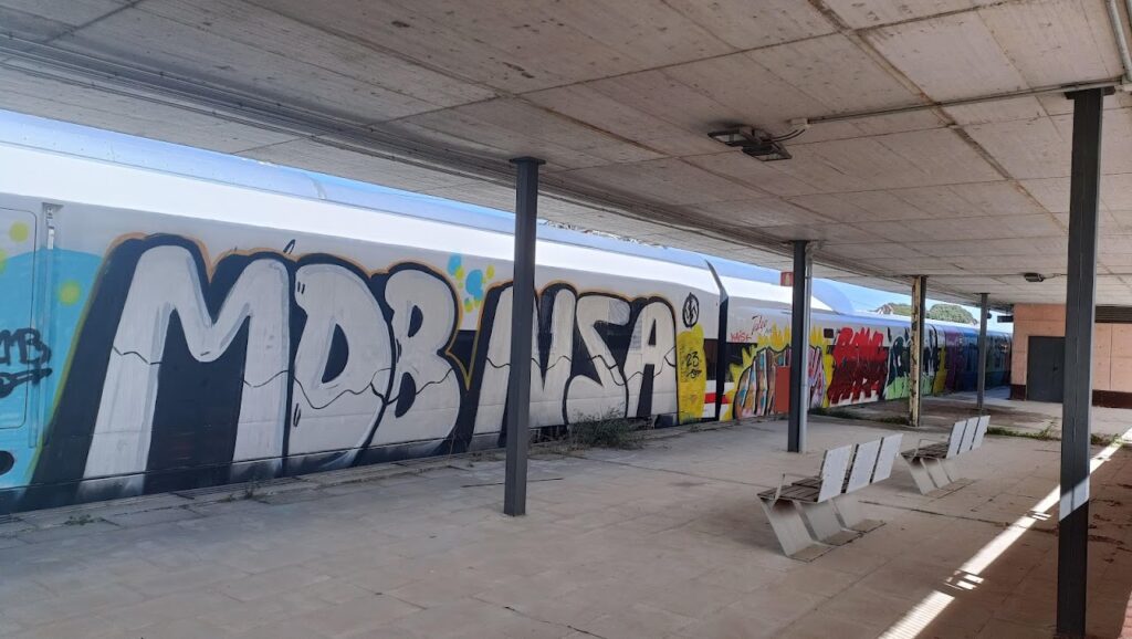 Tren AVE en el andén previsto para las lanzaderas con Madrid en la estación de Guadalajara-Yebes, en octubre de 2023. (Foto: La Crónic@)