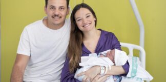 Luca, con sus padres. Es el primer nacido en la ampliación del Hospital de Guadalajara, el 9 de octubre de 2023.