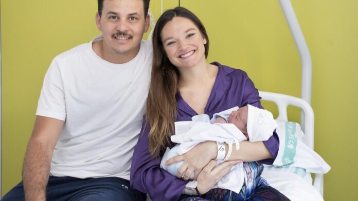 Luca, con sus padres. Es el primer nacido en la ampliación del Hospital de Guadalajara, el 9 de octubre de 2023.