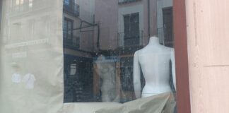Maniquíes en un comercio que ha cerrado sus puertas en los últimos meses en la Calle Mayor de Guadalajara. (Foto: La Crónic@)