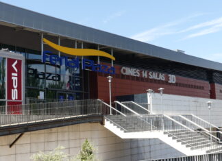 Entrada a los multicines de Guadalajara. (Foto: La Crónic@)