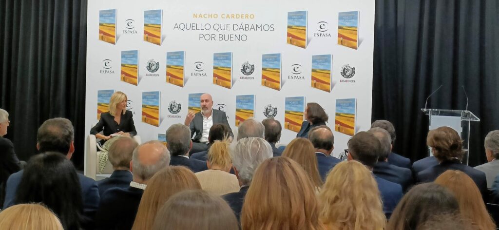 Nacho Cardero entre Susana Grisso y Elsa Punset, en la presentación del libro del alcarreño en el Círculo de Bellas Artes de Madrid. (Foto: La Crónic@)