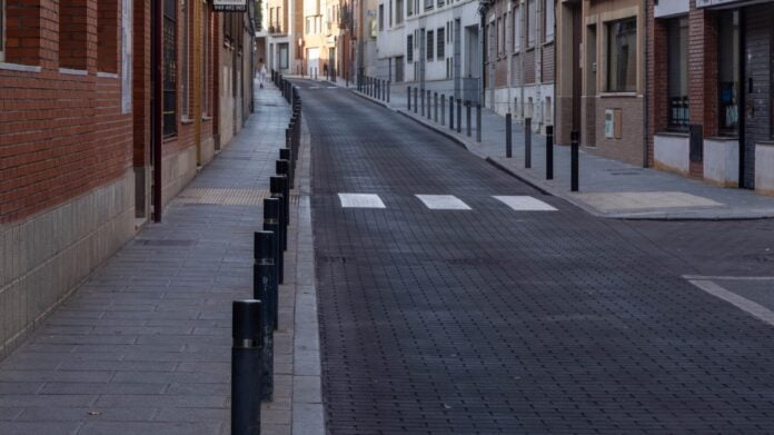 Calle del Arrabal del Agua tras la reforma terminada en octubre de 2023.