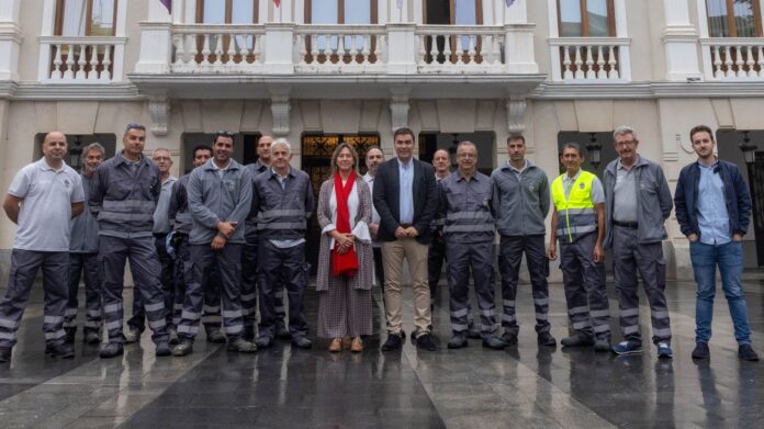 La alcaldesa, Ana Guarinos, ha participado también en la presentación de la nueva equipación de las brigadas municipales del Ayuntamiento de Guadalajara.
