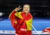 Águeda Pérez, envuelta en la bandera de España ya como campeona del mundo de pádel.