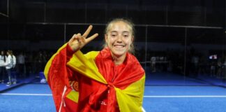 Águeda Pérez, envuelta en la bandera de España ya como campeona del mundo de pádel.