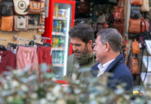 "Gonzo" y Page, departiendo por el casco antiguo de Toledo, entre pregunta y pregunta.