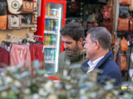 "Gonzo" y Page, departiendo por el casco antiguo de Toledo, entre pregunta y pregunta.
