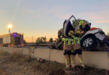 Los bomberos han tenido que intervenir en este accidente. (Foto: Ayuntamiento de Huesca)