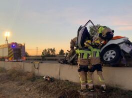 Los bomberos han tenido que intervenir en este accidente. (Foto: Ayuntamiento de Huesca)