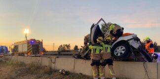 Los bomberos han tenido que intervenir en este accidente. (Foto: Ayuntamiento de Huesca)