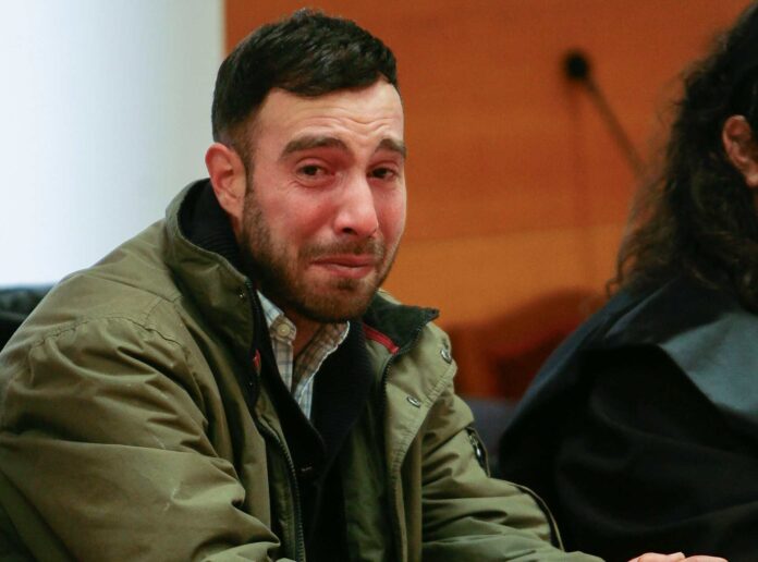 adrian-cs-juicio-parricidio-brihuega Adrián C.S., el acusado, en la primera sesión del juicio en la Audiencia Provincial de Guadalajara. (Foto: Pool)