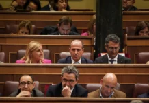 Alberto Rojo en su escaño, durante la sesión de investidura de Pedro Sánchez.
