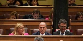Alberto Rojo en su escaño, durante la sesión de investidura de Pedro Sánchez.