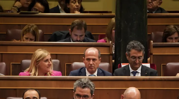 Alberto Rojo en su escaño, durante la sesión de investidura de Pedro Sánchez.