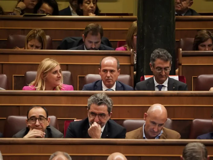 Alberto Rojo en su escaño, durante la sesión de investidura de Pedro Sánchez.