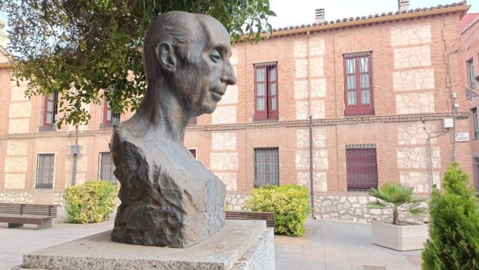 Busto dedicado al poeta Ochaíta en la plaza del Carmen de Guadalajara. (Foto: La Crónic@)