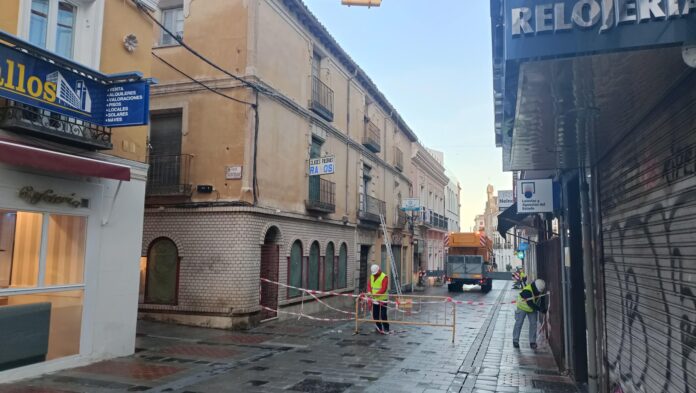 Los trabajos que obligan a cortar la Calle Mayor han comenzado a primera hora de la mañana. (Foto: La Crónic@)