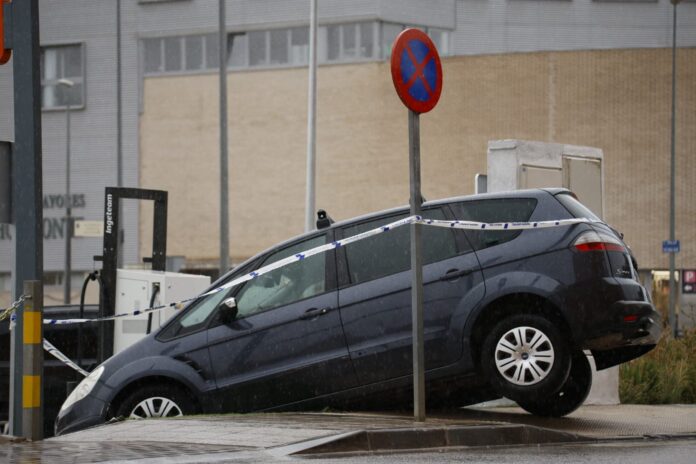 El coche atascado en Aguas Vivas, a la espera de ser retirado. (Foto: Pedro Antonio Benito)