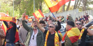Muchas consignas y ningún incidente en la concentración de este domingo ante la sede del PSOE de Guadalajara. (Foto: La Crónic@)