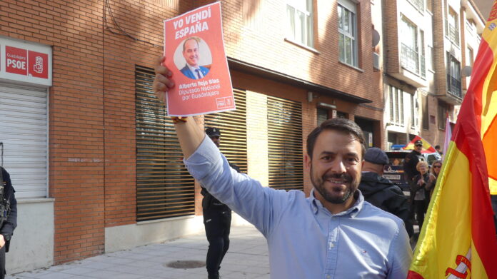 Iván Sánchez, en un momento de la concentración promovida por Vox ante la sede del PSOE el 12 de noviembre de 2023. (Foto: La Crónic@)