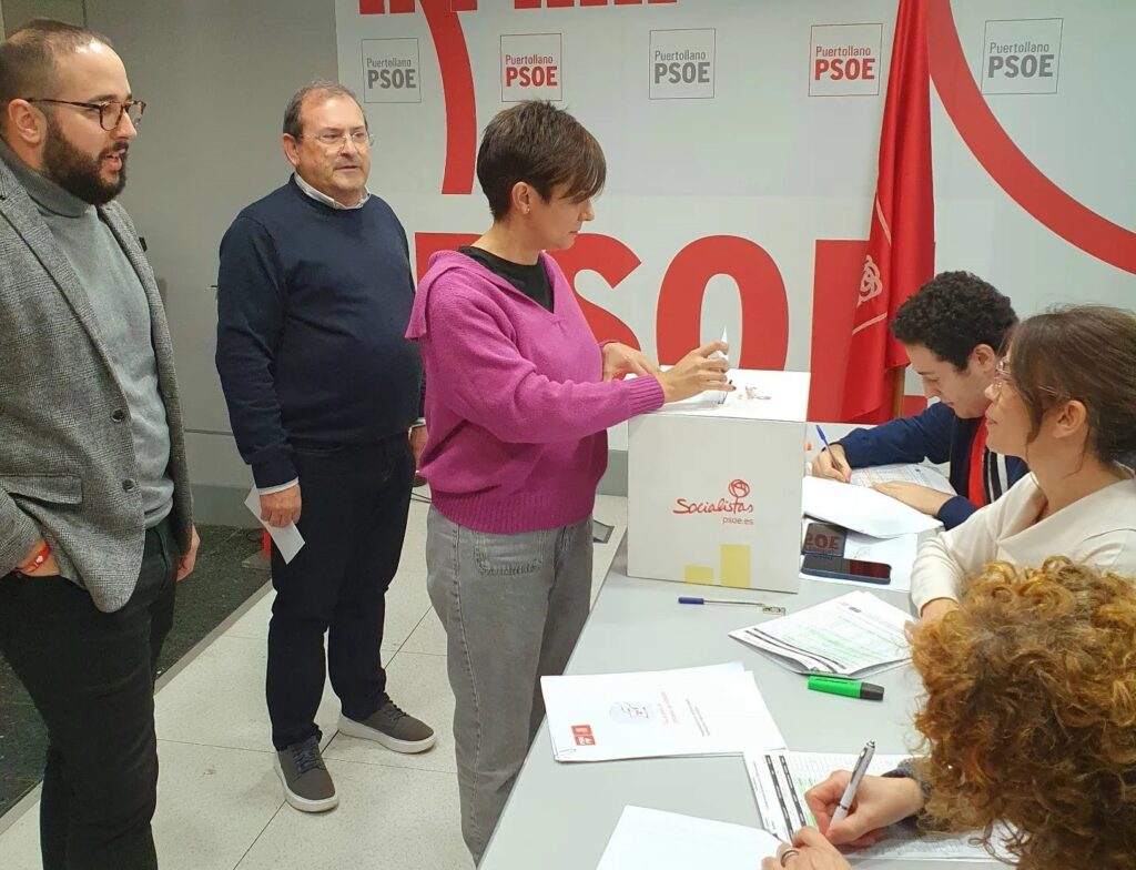 Isabel Rodríguez, votando en Puertollano. (Foto: EP)