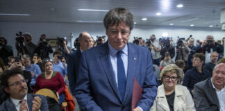 El expresidente de la Generalitat y eurodiputado de Junts, Carles Puigdemont, a su llegada para comparecer en una rueda de prensa para explicar los detalles del acuerdo de investidura con el PSOE, en el Parlamento Europeo, el 9 de noviembre de 2023. (Foto: EP)