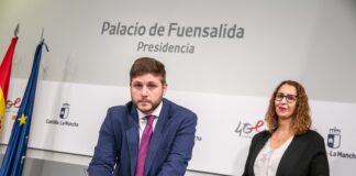 Nacho Hernando y Sara Simón han firmado el acuerdo entre Fomento e Igualdad para el uso de viviendas de Gicaman.