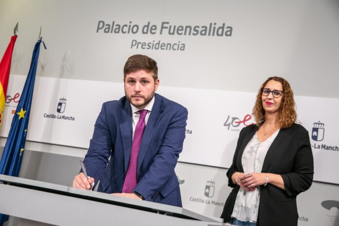Nacho Hernando y Sara Simón han firmado el acuerdo entre Fomento e Igualdad para el uso de viviendas de Gicaman.