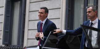 Pedro Sánchez, a su llegada al Congreso de los Diputados para el debate de investidura. (Foto: EP)