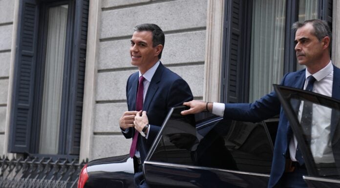 Pedro Sánchez, a su llegada al Congreso de los Diputados para el debate de investidura. (Foto: EP)