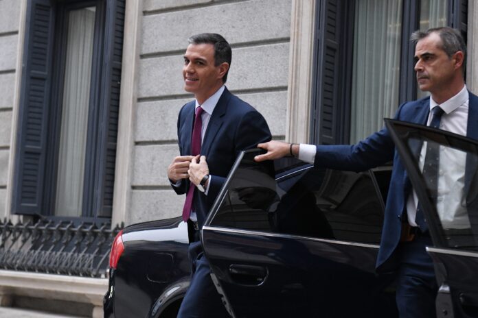 Pedro Sánchez, a su llegada al Congreso de los Diputados para el debate de investidura. (Foto: EP)