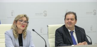 El cáncer de cuello de útero tiene solución, si sabes prevenirlo: aprende cómo hacerlo Los directores generales de Asistencia Sanitaria y de Atención Primaria del Sescam, Ibrahím Hernández y Ángeles Martín Octavio.