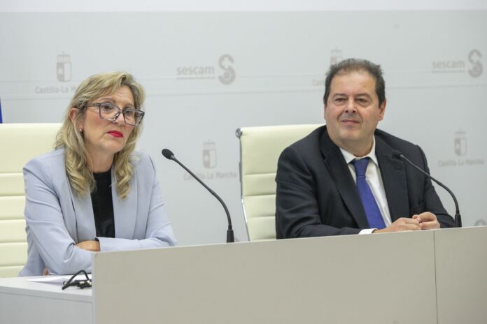 Los directores generales de Asistencia Sanitaria y de Atención Primaria del Sescam, Ibrahím Hernández y Ángeles Martín Octavio.