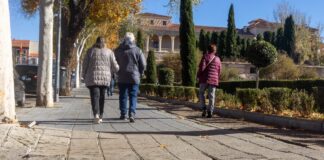 Esta acera en el tramo final de la Avenida del Ejército ha acumulado muchos años de olvido, como se comprueba en la imagen.