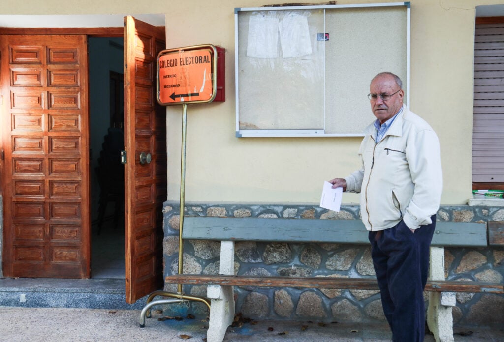 El juez de paz acude a votar en la repetición de las elecciones municipales de Ocentejo, el 26 de noviembre de 2023. (Foto: EP)