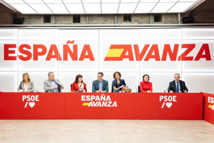 La bandera de España, integrada en la imagen de marca actual del PSOE.