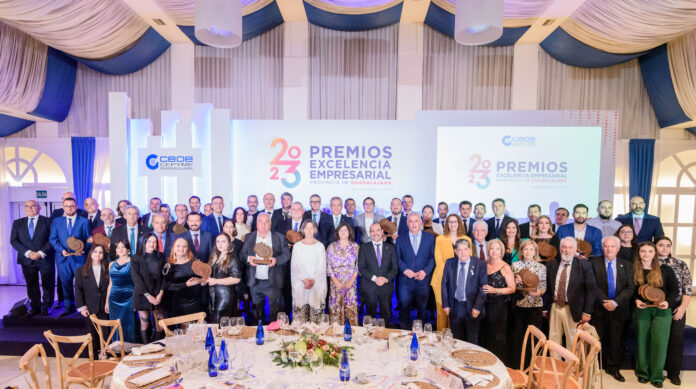 La gran foto de familia de los premios 2023 de CEOE Guadalajara.