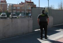 Acceso a las dependencias de la Guardia Civil en Azuqueca de Henares.
