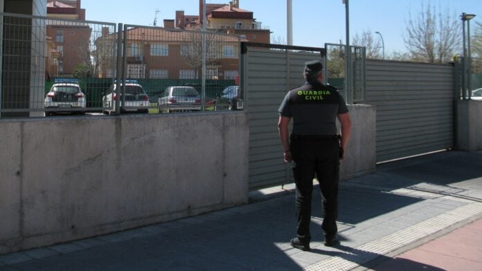 Acceso a las dependencias de la Guardia Civil en Azuqueca de Henares.