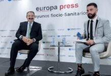 El consejero de Sanidad habla sobre su futuro El consejero de Sanidad, Jesús Fernández Sanz, con el delegado de Europa Press en Castilla-La Mancha, Humberto del Horno, en el encuentro celebrado este lunes en Madrid.