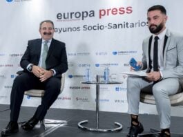 El consejero de Sanidad, Jesús Fernández Sanz, con el delegado de Europa Press en Castilla-La Mancha, Humberto del Horno, en el encuentro celebrado este lunes en Madrid.