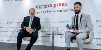 El consejero de Sanidad, Jesús Fernández Sanz, con el delegado de Europa Press en Castilla-La Mancha, Humberto del Horno, en el encuentro celebrado este lunes en Madrid.