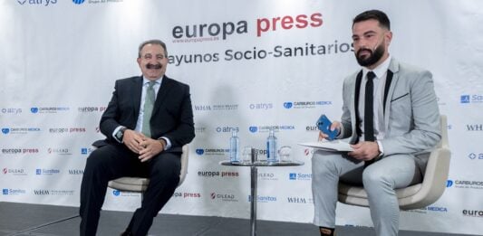 El consejero de Sanidad habla sobre su futuro El consejero de Sanidad, Jesús Fernández Sanz, con el delegado de Europa Press en Castilla-La Mancha, Humberto del Horno, en el encuentro celebrado este lunes en Madrid.
